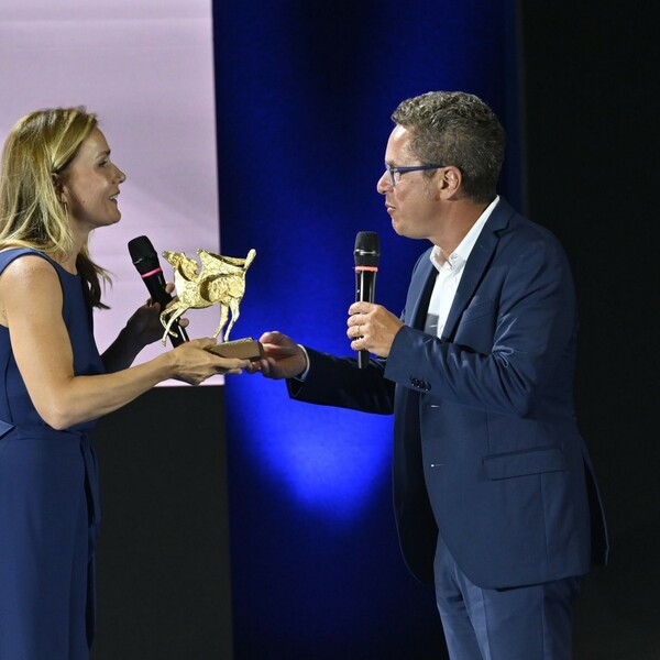 Lucia Mascino Riceve Il Pegaso D&#039;oro Da Mauro Menzietti, Amministratore Istituto Acustico Maico
